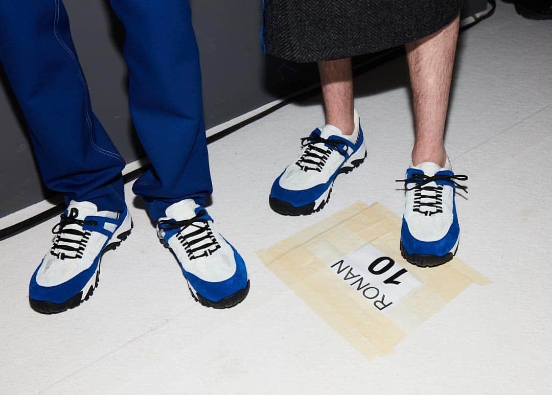 Maison Margielaさんのインスタグラム写真 - (Maison MargielaInstagram)「Introducing the ‘SMS’, the ‘Security Margiela Sneaker’: a steel-toe-capped trainer with a vibram sole, here presented in blue, from our Autumn-Winter 2018 Men's Collection. #MaisonMargiela #Menswear #SMS」1月22日 20時32分 - maisonmargiela