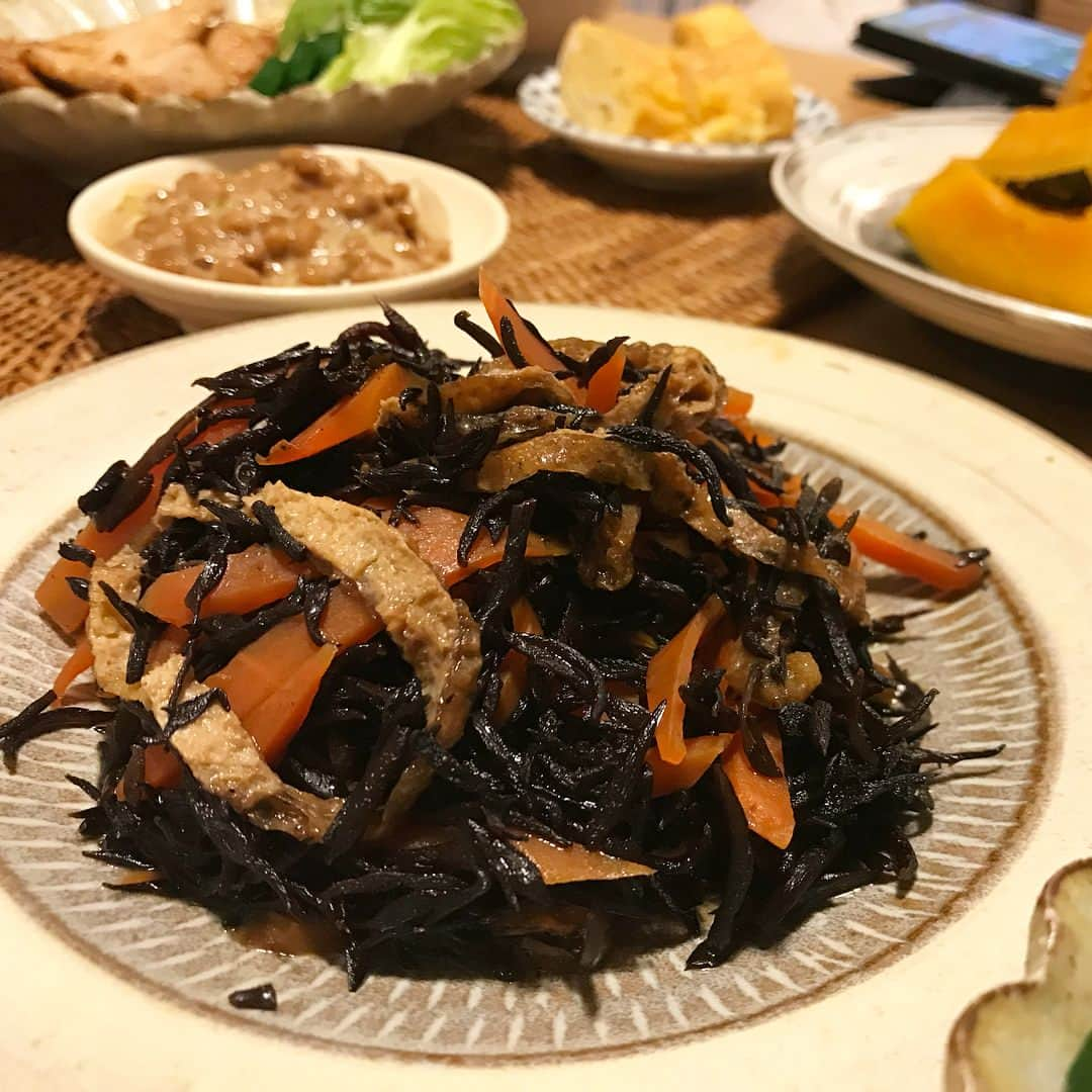 クロさんのインスタグラム写真 - (クロInstagram)「雪の日晩御飯☃️ ホワイトシチューが食べたくて、生姜焼きも食べたかった本日🙋🏽‍♀️ 詳しくはブログに書きました✍🏽 バリ島の贅沢すぎるお料理教室の記事もupされてます🙋🏽‍♀️ みんな無事に帰れているかなぁ？？❄️ •ホワイトシチュー •カボチャの煮付け •豚の生姜焼き •ヒジキの煮物 •だし巻き卵 . #クロリサ的自炊 #お家ごはん #クッキングラム #和洋ミックス #箸置きはお餅」1月22日 20時50分 - kuro_risa