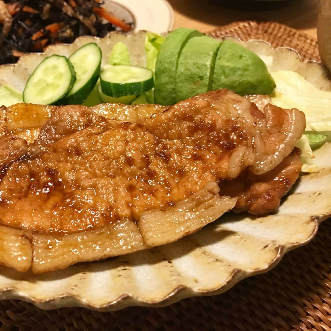 クロさんのインスタグラム写真 - (クロInstagram)「雪の日晩御飯☃️ ホワイトシチューが食べたくて、生姜焼きも食べたかった本日🙋🏽‍♀️ 詳しくはブログに書きました✍🏽 バリ島の贅沢すぎるお料理教室の記事もupされてます🙋🏽‍♀️ みんな無事に帰れているかなぁ？？❄️ •ホワイトシチュー •カボチャの煮付け •豚の生姜焼き •ヒジキの煮物 •だし巻き卵 . #クロリサ的自炊 #お家ごはん #クッキングラム #和洋ミックス #箸置きはお餅」1月22日 20時50分 - kuro_risa