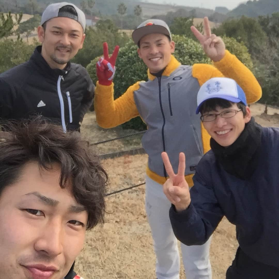 西田哲朗さんのインスタグラム写真 - (西田哲朗Instagram)「前回中川大志さんの名前を忘れてしまい、お先にお詫び申し上げます。 焼肉屋コメントありがとうごさいます。個人的な意見になってしまいますが、1位ウエストビーフファーマーズ 2位アリャボーイ3位チキン南蛮です。わざわざ皆さんありがとうごさいます。 自分は岡山で21まで練習を行い、仕上げの大阪練習。今日はトレーニング後雨天の為少年の頃からお世話になっているキンキクレスコ、池田バッティングセンターへ！ここはとんねるずのリアル野球盤などのマシンなどを設置したり、昔から170キロのマシンが有名でしたが今回もボールジャッジという世界初バッティングセンターでヒット、ホームラン、飛距離、打球速度がわかる装置が設置され、すごくゲーム制もあり楽しみながらでき、衝撃をうけました。みなさんも是非池田バッティングセンターへ。となりの人間国宝にもなった会長と写真を！ありがとうごさいました。 2枚目は自主トレお世話になったキリンさんのSUPRI プラズマ乳酸菌です。風邪をひきにくくする効果がありながら乳酸菌もとれ、普通に美味しい！ キリンさんありがとうごさいました。 3枚目はおまけ！平田ロス！笑 黄色の穴入れられず後悔！前進あるのみ！ #キンキクレスコ #池田バッティングセンター#ボールジャッジ#会長#となりの人間国宝#キリン#supri#プラズマ乳酸菌#ゴルフ#中川大志#チキン南蛮#焼肉#関大一高 #uabaseball #西田哲朗」1月22日 21時27分 - nishidatetsuro