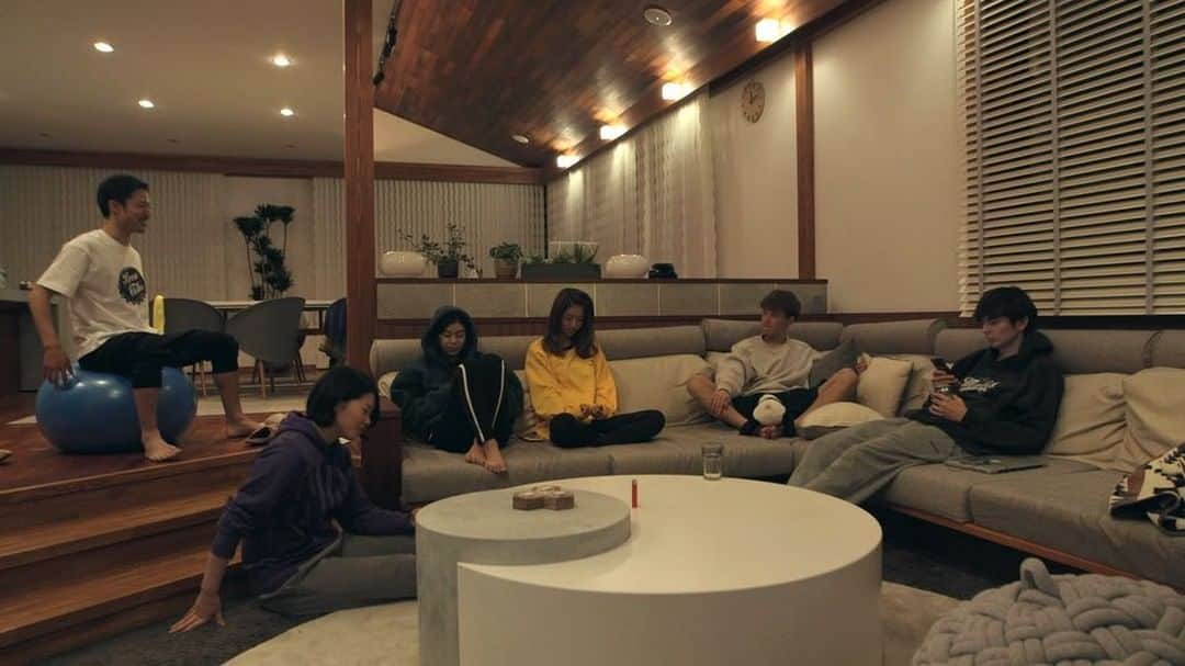 のインスタグラム：「こんばんは、本日24:00より、TERRACE HOUSE OPENING NEW DOORS 第5話「COCKY KID」Netflix にて配信いたします。  そして、本日24:35より、フジテレビにて第1話オンエアいたします。合わせてぜひ、ご覧ください。 #TERRACEHOUSE #OPENINGNEWDOORS #テラスハウス #オープニングニュードアーズ  @tokui_yoshimi  @ryotayamasato  @babazonoazusa  @toritori0123  @officialshonohayama  @netflixjp #ネトフリ  @ami_komuro  @yuudai__arai  @miju120  @taka_brew  @korochan25  @seanokmt」