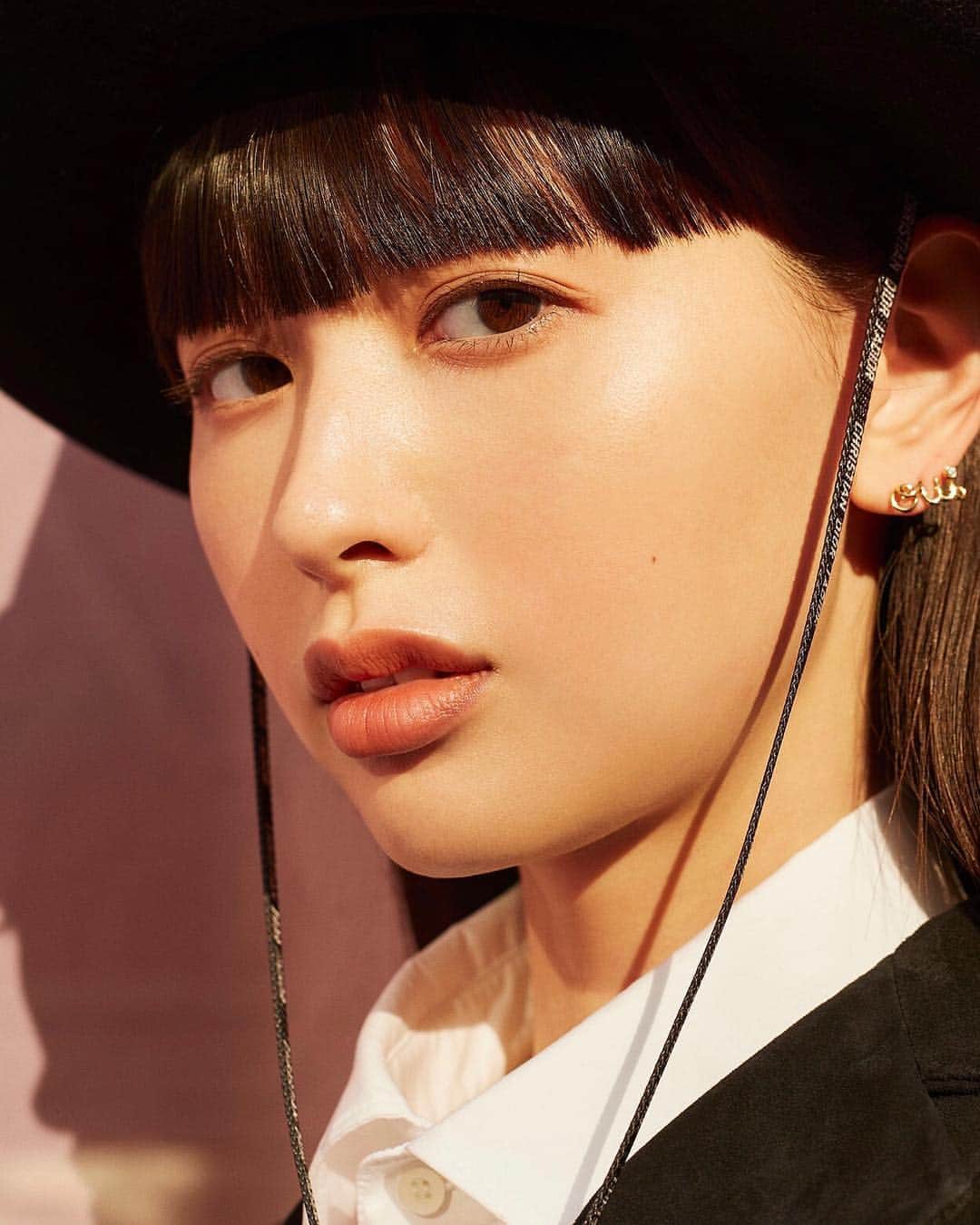The Fashion Postさんのインスタグラム写真 - (The Fashion PostInstagram)「#THELOOK Dior Icon bags with Emi Suzuki  ポストイットに書かれた“Oui”の文字にインスパイアされたシングルピアス。ディオールの今期一押しアイテムです！  Model #EmiSuzuki  Photographer #YujiWatanabe Stylist #MegumiYoshida Hair&Makeup #RieShiraishi  #Dior #MariaGraziaChiuri #DiorCruise #DiorJoaillerie #TFP #TheFashionPost」1月22日 21時35分 - tfpjp