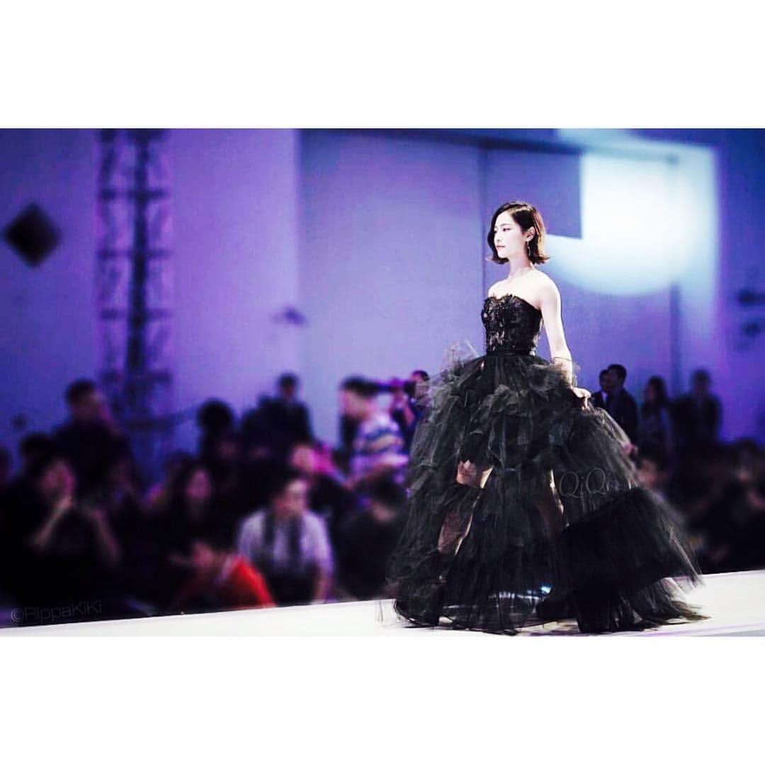 シュー・ジャーチー（Xu Jiaqi）のインスタグラム：「#runway #longdress #black #kiki #xujiaqi #snh48 #s2team @hellokiki77」