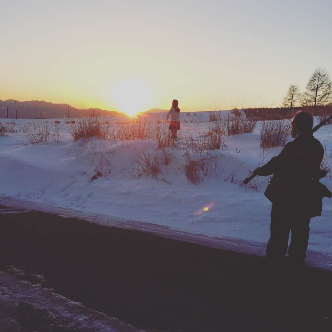 冨手麻妙さんのインスタグラム写真 - (冨手麻妙Instagram)「雪といえば。。 去年の今頃、はるばる雪山を求めて長野県（ だったかな？）までロケに行ったことを思い出した。  東京ヴァンパイアホテルのロケで。  生足で雪をざくざくと歩いたから足が凍っちゃって大変なことになったんだけど、撮影だったから頑張れたんだよなあ。 とても良いシーンに仕上がってるので、まだ未見の方、アマゾンプライムでご覧ください。  今日妹（ JK）が制服生足で帰ってきて、ぶるぶる震えてるのを見て、ふと思い出しました。  ちなみに私は家から一歩もでていません。  外出中の方、お気を付けて！！！！ #大雪 #雪降った #雪ヤバイ #雪山 #東京ヴァンパイアホテル #雪ロケ #長野ロケ #生足 #生足女子 #生足jk #女子高生 #素敵な響き」1月22日 22時00分 - amitomite