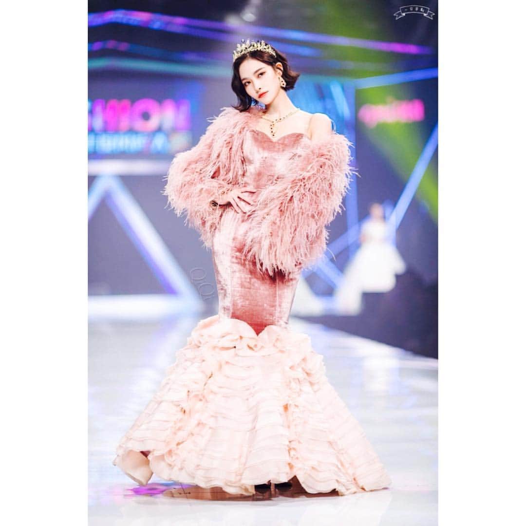 シュー・ジャーチー（Xu Jiaqi）のインスタグラム：「Front view of the dress 💖💯 #snh48 #xujiaqi #dress #longdress #stunning #runway #pink @hellokiki77」