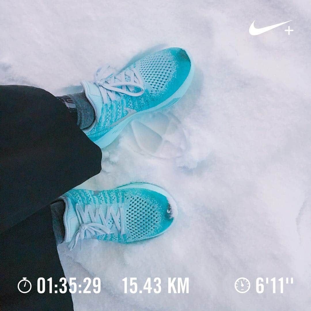 鈴木あやさんのインスタグラム写真 - (鈴木あやInstagram)「朝から雨雪の中15kmラントレーニングしたせいか、新作ランシューズが可愛いすぎるから私服としても履いていたら案の定汚れた😑😐😶 #nike #nikewomen #marathon #running #shoes #snow #⛄️」1月22日 22時02分 - techitechiaya