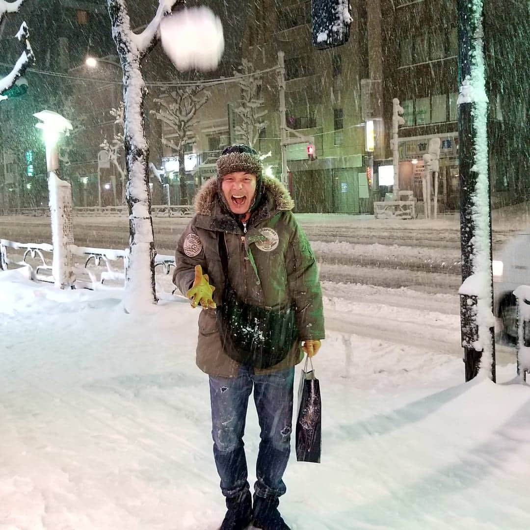ダチョウ倶楽部さんのインスタグラム写真 - (ダチョウ倶楽部Instagram)「ダチョウ倶楽部 肥後克広  沖縄出身のリーダー、雪でテンションあがる（笑）  現場まで行きは電車で、帰りは、上島さんと一緒にタクシーで帰って来ましたが、余りにも時間がかかったので、途中で電車に乗り換え。東京で大雪だと移動が大変ですね。みなさま、大丈夫でしたか？風邪ひかないように、気を付けてください！  #ダチョウ倶楽部 #肥後克広 #東京 #大雪 #地下鉄 #便利 #着ている #コートは #tedman  #テッドマン #エフ商会」1月22日 22時17分 - dachoclub_official