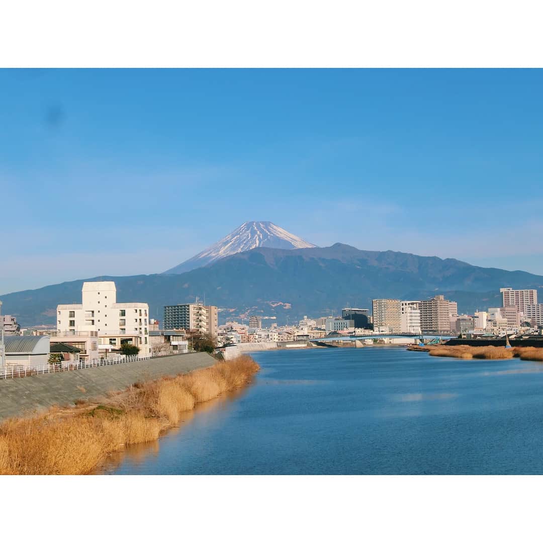 的場絢香さんのインスタグラム写真 - (的場絢香Instagram)「🗻 #静岡県 へ #旅したがーる ♩ いろんなところから富士山を 眺めました！海、川、山！ どこから見ても綺麗でした。 _______________________________ #石川さん情報liveリフレッシュ  #石川テレビ #旅 #静岡 #富士山」1月22日 23時11分 - ayaka_matoba