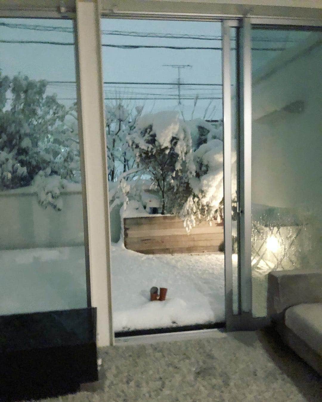 松本恵奈さんのインスタグラム写真 - (松本恵奈Instagram)「家のテラスが雪でえらいことになってる😮雪ダルマ何個でも作れそう☃️チビ達は大喜び👧🏻👶🏻✌🏻 #enahhouse #enafilmcollection」1月22日 23時18分 - ena1123