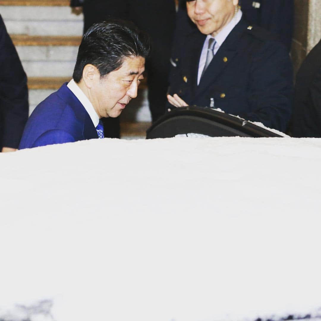 日本経済新聞社さんのインスタグラム写真 - (日本経済新聞社Instagram)「雪の積もった車に乗り込む安倍首相＝小林健撮影  #東京 #大雪 #雪 #日経 #雪化粧 #雪景色 #安倍首相 #安倍晋三 #japan #tokyo #snow #snowwhite #nikkei #primeminister #white」1月22日 23時18分 - nikkei