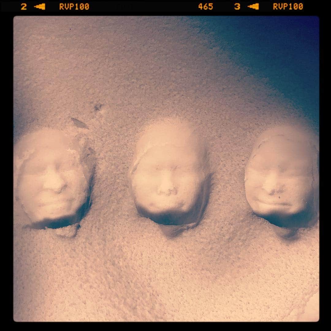 秋元才加さんのインスタグラム写真 - (秋元才加Instagram)「左から😡、真ん中は😭、右は😄 ３つの秋元さんになります。  雪で顔拓したよ☃️」1月22日 23時30分 - areasayaka