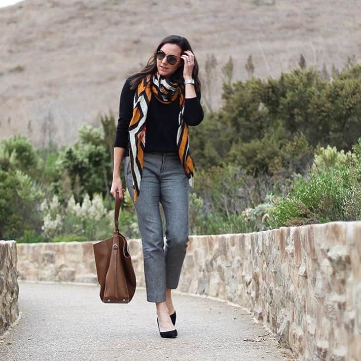 セオドラ&カラムのインスタグラム：「Scarf Spotting: @hollygery looking FAB in T&C ✨」