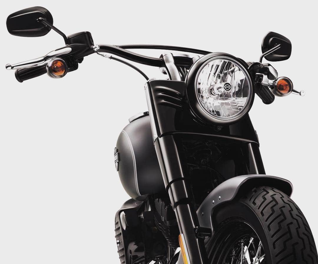 Harley-Davidson Japanさんのインスタグラム写真 - (Harley-Davidson JapanInstagram)「昂って行け。#ハーレー #harley #ハーレーダビッドソン #harleydavidson #バイク #bike #オートバイ #motorcycle #ソフテイルスリム #softailslim #fls #ソフテイル #softail #ハンドル #handle #ヘッドライト #headlight #躍動感 #dynamism # #2017 #自由 #freedom」1月23日 1時10分 - harleydavidsonjapan