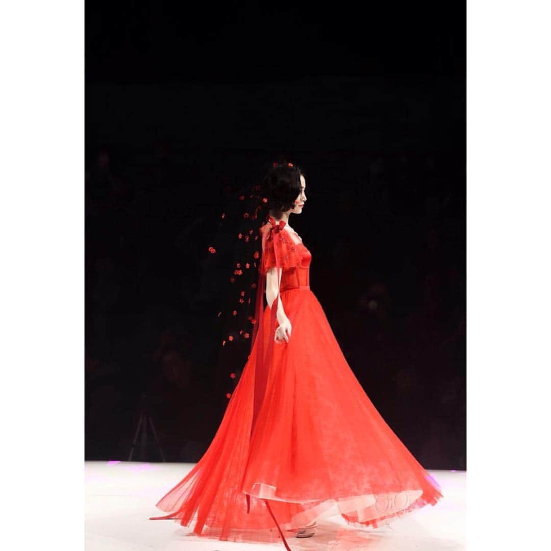 シュー・ジャーチー（Xu Jiaqi）のインスタグラム：「💯 #xujiaqi #snh48 #beautiful #reddress #absolute @hellokiki77」