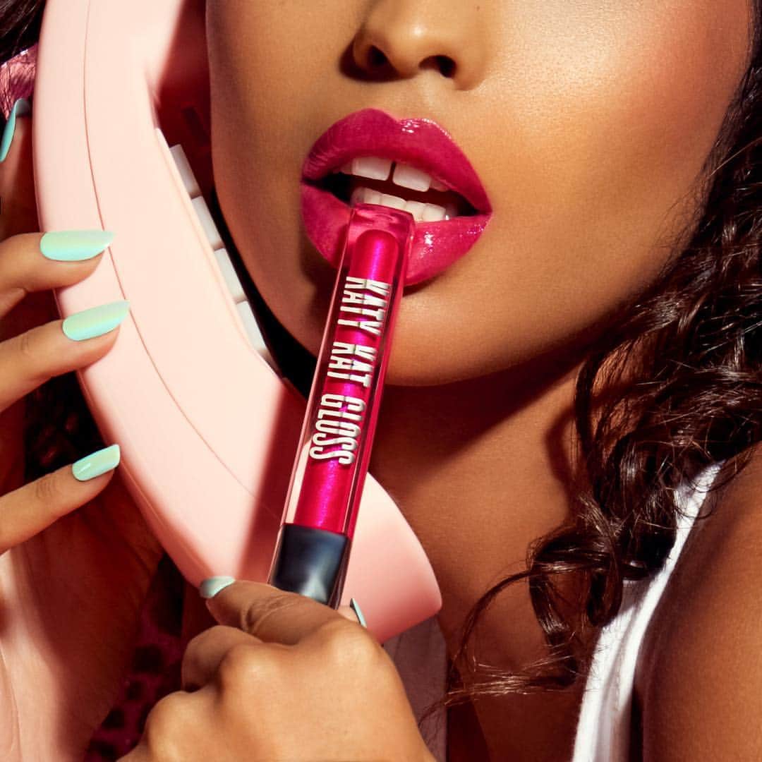 Coveted Societyのインスタグラム：「💄 Lip gloss for that kitty kat👄 proud to be a part of this amazing collab💫  @covergirl X @katyperry」