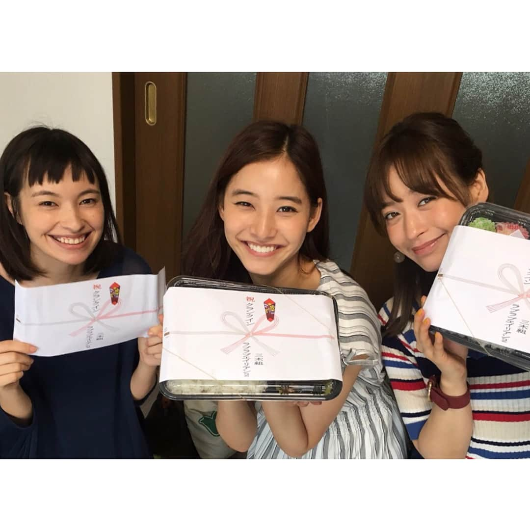 野崎萌香さんのインスタグラム写真 - (野崎萌香Instagram)「ラブラブエイリアン2 初回の放送を 観てくださった方々 ありがとう😊💓 . . . ラブラブエイリアン2が クランクインした日の ランチタイムの時の様子😎🍽 . . .  撮影のメイキングも 時々載せるね👽❤️💫 . . .  #ラブラブエイリアン2 #太田莉菜 さん #新木優子 ちゃん #野崎萌香」1月23日 6時50分 - moeka_nozaki