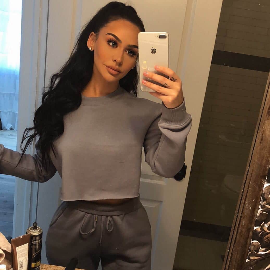 のインスタグラム：「I live in these sweats💙 #carlibybelxmissguided who got a pair?」
