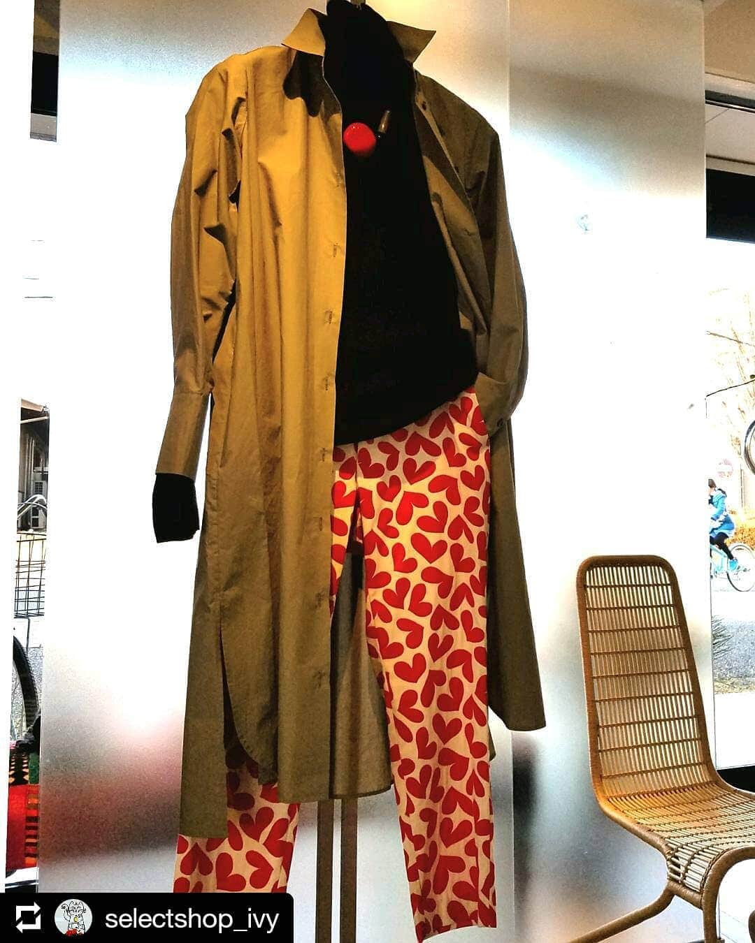 のインスタグラム：「埼玉県富士見市のアイビー様 @selectshop_ivy です😊 #pareatsu @pareatsu_official #m2company  #Repost @selectshop_ivy • • • 本日のディスプレイ　❤のバンツが可愛いです。#m2カンパニー #almondeye #セレクトショップ #ブティック」