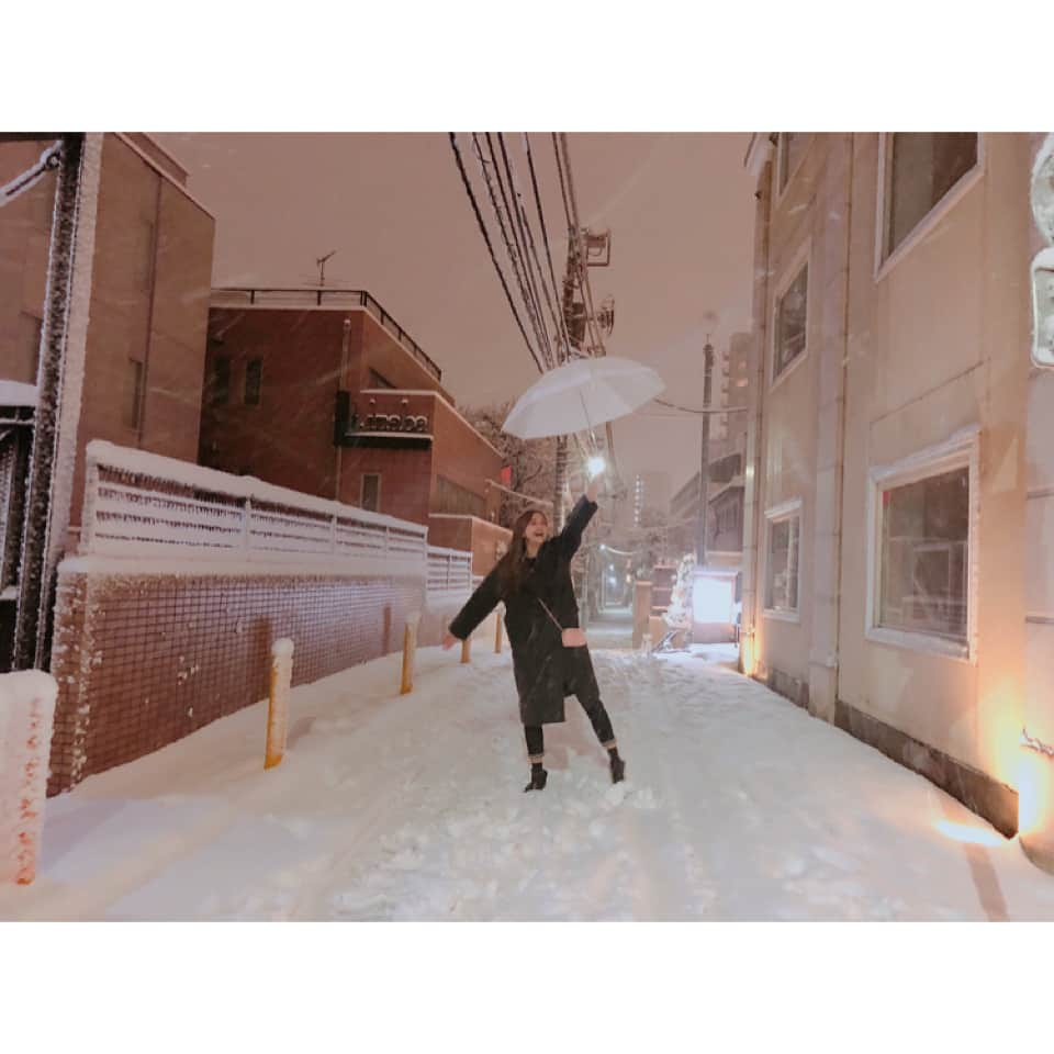 丸高愛実さんのインスタグラム写真 - (丸高愛実Instagram)「☃️❄️昨夜こんなに積もったの久々で 27歳テンション上がって 近所で軽くワインを飲み 親友にふわっと雪を投げる…が傘でガード☂️ 全くノッてきてはくれませんでした。笑  そう言えば私の中身、小学3年生って ゲッターズ飯田さんに言われたなぁ… 😂😂😂 今日は晴れて☀️よかった💓💓💓 #雪 #27歳 #テンションあがる #中身 #小学3年生 #🙏」1月23日 11時33分 - marutakamanami