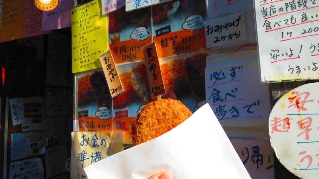 FRAMEOUT編集部さんのインスタグラム写真 - (FRAMEOUT編集部Instagram)「“鎌倉コロッケ”でおなじみの「鳥小屋」を発見。  10年間人気No．1の“牛肉コロッケ”を食べ歩き！サクサクの衣と、ほくほく＆ジューシーな牛肉が後をひきます。  その他にも、黒ごまや、紅芋、梅しそ、チョコ等個性的なコロッケが揃っておりますが、比較的大きめなサイズなので、お腹と相談して食べましょう。  店頭には食べ歩きに関する注意事項や、修学旅行生にむけたユニークな手書きメッセージが多く掲示されているので、食べながらぜひご覧ください。おもわず笑ってしまいます！  #鎌倉コロッケ #鳥小屋 #鎌倉 #食べ歩き #小町通り #kamakura #komachidori #komachistreet」1月23日 11時49分 - frameout_official