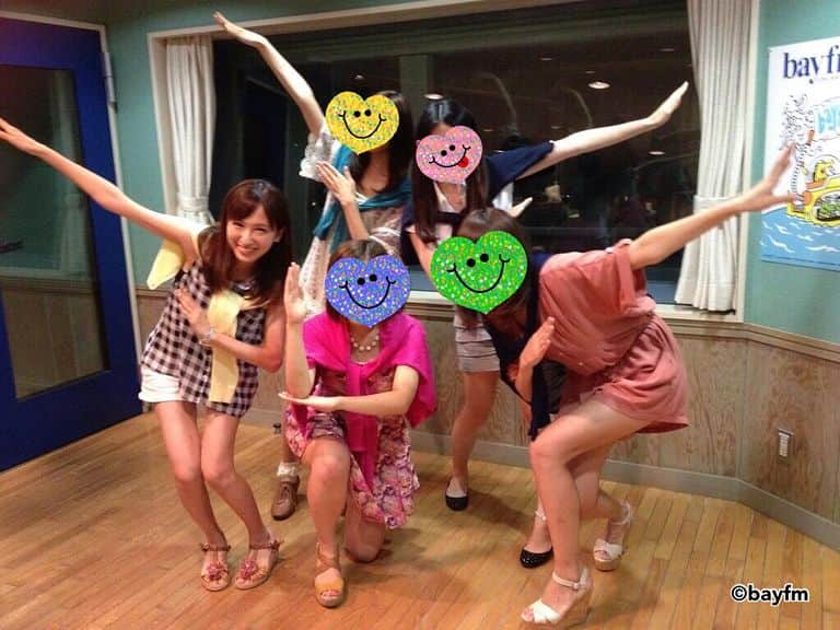のインスタグラム：「写真の整理をしてたら #bayfm 時代の写真が出てきた！ みんなに会いたいなぁー😭そしてこの時に戻りたい😭笑  ベイでの経験が本当に今役立ってる。感謝しかないです.... ベイのおかげで今がある📻 いつかまたみんなで何かしたい🐣  #今より8キロくらい細いから顔が全然違う #恐ろしい #謎のポーズ」