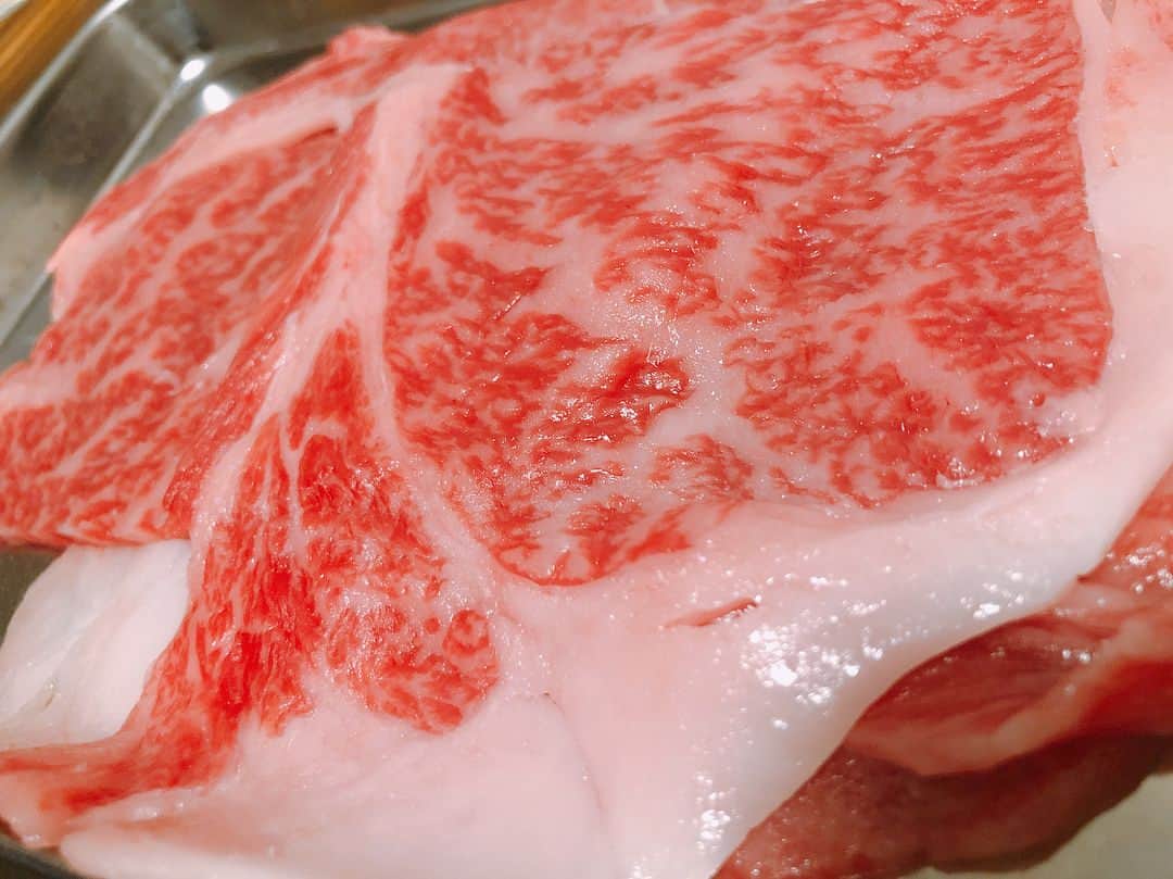 中島ヨシキさんのインスタグラム写真 - (中島ヨシキInstagram)「ゆきんこさん&谷口&ケンちゃんのいつものメンバーですき焼きしたよ。いい肉買ってきたけど4人で割れば怖くないね。  #すき焼き #すごい #おいしい」1月23日 23時55分 - yoshiki_n_626