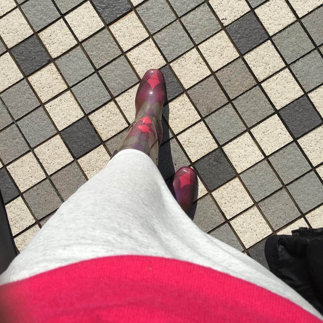 荻原和歌のインスタグラム：「処分しようか迷っていた年代モノの長靴、娘の言うとおり取っておいてよかった。セーターと口紅の色もあわせて雪でも明るい気持ち❄️ #emiliopucci #長靴」