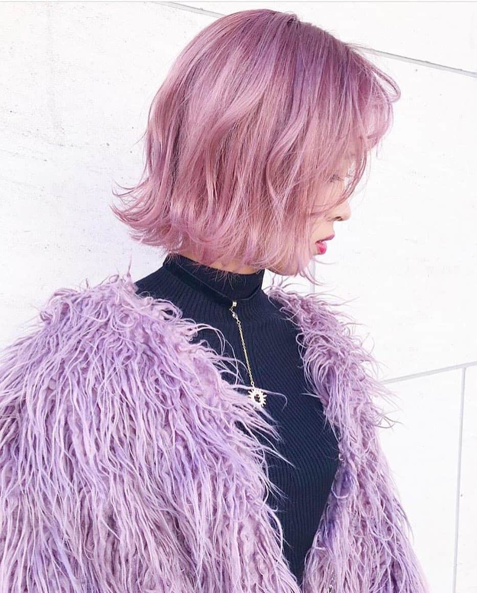 のインスタグラム：「stylist中松彩花💋 @ayaka_nkmt  シルバーピンク⛓💕クールにキマるピンク😈！ つやつやピンクで色気もUP⤴︎💕💋 ・ 冬のファッションやメイクにもバッチリ合います♡ ・ 初めての方も大歓迎です♡ 担当は @ayaka_nkmt 🌹 ご予約はトップのHPBからお待ちしてます♡♡ ・ ・ SHIMA HARAJUKU☎︎💕03-3470-3855💕 ・ #shima #shimaharajuku #shima_nakamatsu #shima_ayaka #hair #color #haircolor #silverhair #whitehair #tokyo #ハイトーン #bob #long #longhair #bobhair #外国人風カラー #外国人風 #nylon  #pinkhair #ピンクヘアー #nylonjapan #シルバーアッシュ #グレーパープル #ホワイトカラー #シルバーパープル  #ヘアカラー #グレージュ #hairstyle #ブリーチ #ブリーチカラー」