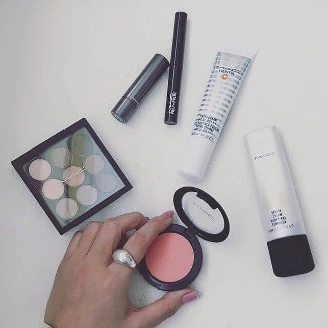 のインスタグラム：「. 👗ファッションリーダーオススメM・A・Cコスメ💄 「FLOVE」 プロデューサー 今井華さん✨ . [ストロボクリーム]ゴールドライト [カジュアル カラー]キープイット ルース [スモール アイシャドウ×9]ダスキーローズ タイムズ ナイン [ハガブル リップカラー]ベア ハグ [M・A・C プレップ プライム リップ] [ライトフル C ティンティッド クリーム SPF30]ミディアム ※2月2日よりリニューアル発売いたします。 . . #Regram ; Hana Imai, @imaihana . #MACCosmeticsJapan #MACCosmetics #マックコスメ . . . . . . #Regram #リップ #口紅 #💄 #リップ下地 #アイシャドウ #アイシャドウパレット #アイメイク #ストロボクリーム #ツヤ肌 #カジュアルカラー #メイク #Macambassador #Ad #コスメ」