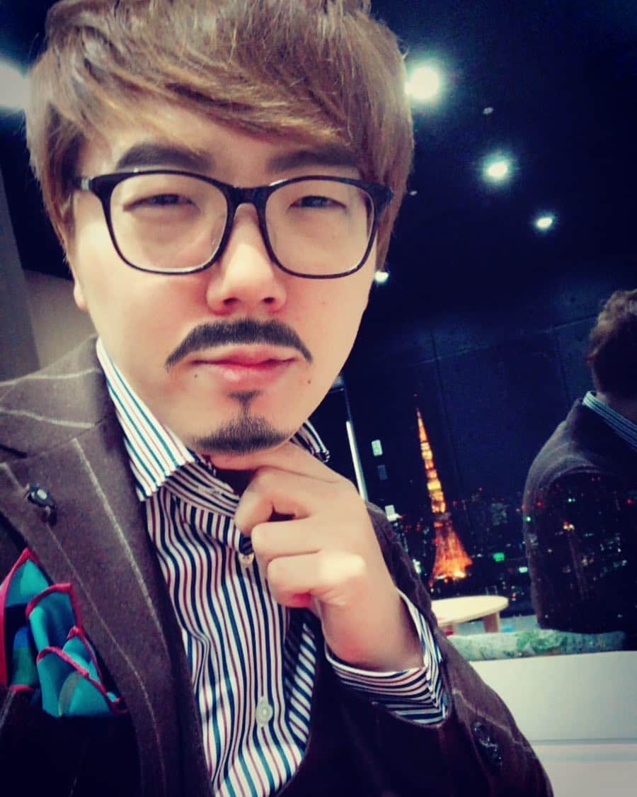 HIKAKINのインスタグラム：「六本木のギラギラした怪しい仕事してそうな彼氏とデートなう。に使っていいよ」