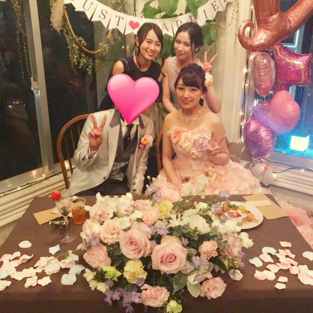 横町ももこさんのインスタグラム写真 - (横町ももこInstagram)「. 先日のおしりんこと尻無浜冴美ちゃんの結婚式💍💕 . 披露宴から参列させて受付もやらせていただきました💒✨ . 友達として、本当にこの日を楽しみにしていて、当日はおしりんの晴れ姿を見て、始まってすぐ号泣😢💓 . おしりんの花嫁姿、ほんっとに可愛かった💗 お色直し後のピンクのお花のドレス、本当にタイプすぎてひたすら羨ましい❣️ お下がりで私も着る！って言っちゃったくらい憧れた💓笑 . 私も早く花嫁姿みんなに見せれるように、まずは相手探しからだ…💨笑 . 舞台で共演したみゆうちゃんと3人で久々に集まれたのも嬉しかった❤️ . #happywedding#wedding#結婚式#bridal#weddingdress#披露宴#結婚#結婚おめでとう#congrats#尻無浜冴美#おしりん#SDN48#happy#新郎新婦#私も結婚式したい#まずは相手探し」1月23日 18時54分 - momochadayo