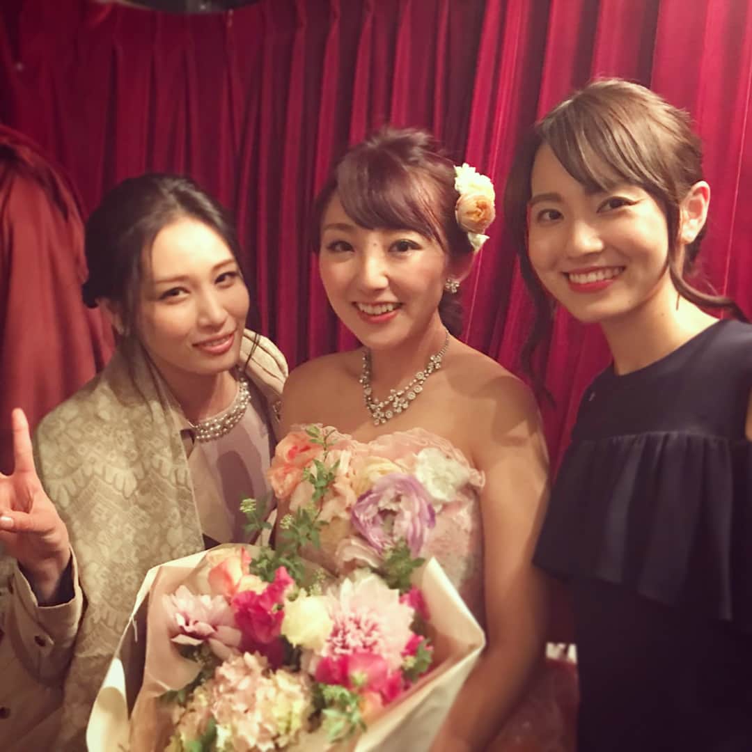横町ももこさんのインスタグラム写真 - (横町ももこInstagram)「. 先日のおしりんこと尻無浜冴美ちゃんの結婚式💍💕 . 披露宴から参列させて受付もやらせていただきました💒✨ . 友達として、本当にこの日を楽しみにしていて、当日はおしりんの晴れ姿を見て、始まってすぐ号泣😢💓 . おしりんの花嫁姿、ほんっとに可愛かった💗 お色直し後のピンクのお花のドレス、本当にタイプすぎてひたすら羨ましい❣️ お下がりで私も着る！って言っちゃったくらい憧れた💓笑 . 私も早く花嫁姿みんなに見せれるように、まずは相手探しからだ…💨笑 . 舞台で共演したみゆうちゃんと3人で久々に集まれたのも嬉しかった❤️ . #happywedding#wedding#結婚式#bridal#weddingdress#披露宴#結婚#結婚おめでとう#congrats#尻無浜冴美#おしりん#SDN48#happy#新郎新婦#私も結婚式したい#まずは相手探し」1月23日 18時54分 - momochadayo