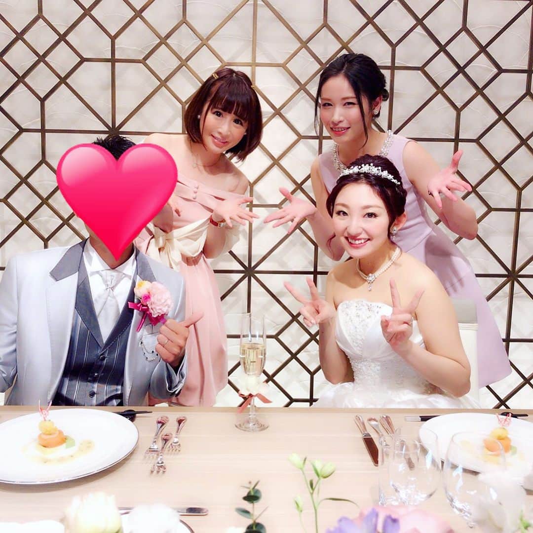 横町ももこさんのインスタグラム写真 - (横町ももこInstagram)「. 先日のおしりんこと尻無浜冴美ちゃんの結婚式💍💕 . 披露宴から参列させて受付もやらせていただきました💒✨ . 友達として、本当にこの日を楽しみにしていて、当日はおしりんの晴れ姿を見て、始まってすぐ号泣😢💓 . おしりんの花嫁姿、ほんっとに可愛かった💗 お色直し後のピンクのお花のドレス、本当にタイプすぎてひたすら羨ましい❣️ お下がりで私も着る！って言っちゃったくらい憧れた💓笑 . 私も早く花嫁姿みんなに見せれるように、まずは相手探しからだ…💨笑 . 舞台で共演したみゆうちゃんと3人で久々に集まれたのも嬉しかった❤️ . #happywedding#wedding#結婚式#bridal#weddingdress#披露宴#結婚#結婚おめでとう#congrats#尻無浜冴美#おしりん#SDN48#happy#新郎新婦#私も結婚式したい#まずは相手探し」1月23日 18時54分 - momochadayo