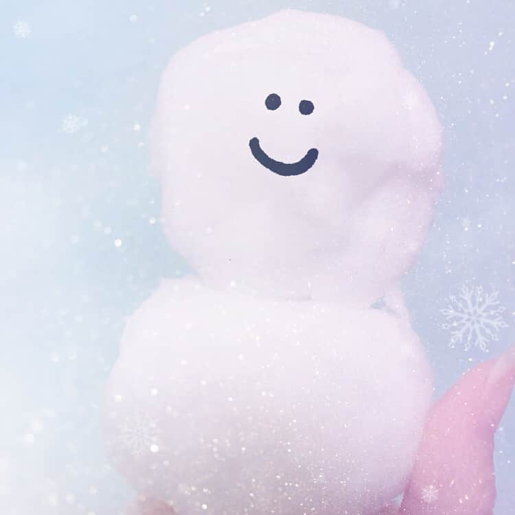 山岸愛梨さんのインスタグラム写真 - (山岸愛梨Instagram)「雪が降ったら必ず作る小さな雪だるまちゃん。 そしてスマホ用マクロレンズを購入したので、雪の結晶撮影に初めて挑戦してみました。ピントがなかなか合わず難しいけど、スマホで撮影できるんだなぁと思うとなんだか雪が身近に感じられますね(๑˃̵ᴗ˂̵)小さい頃、雪の結晶が見たくて頑張って探した経験があるのですが見つけられなくてがっかりしたのを覚えています。あの頃の自分にスマホとマクロレンズを貸してあげたいなぁ(*´ω`*) #雪 #雪だるま #でこぼこ #結晶」1月23日 19時46分 - airi_yamagishi