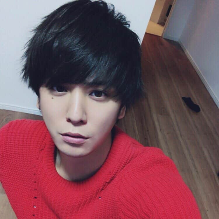 松村淳平のインスタグラム：「黒髪にしました😎 冬は黒ですね！ 後ろの靴下も黒ですね！ . 渋谷の美容室merryで店長の山下竜也さん指名で、初回の方は半額になりますので、ぜひググって予約してみて下さい！ . #hairstyle #黒髪 #ヘアースタイル #メンズヘアー #メンズヘアースタイル」