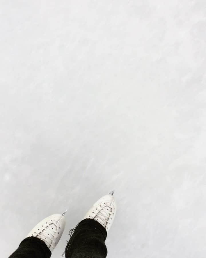 イザベル・オルソンのインスタグラム：「Best feeling in the world ❤️⛸ #skatesweden @johnwilsonblades @edeaskates」