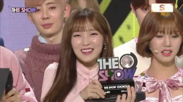 ミミのインスタグラム：「🦌 [180123] 오마이걸 #비밀정원  1위 수상 더쏘  THE SHOW #OHMYGIRL1STWIN 📸 #미미 #김미현 | ©OWNER  _____  Im still sick right now and in pain but i had to post this 🖒 im sooooo proud of them and miracles ~~ we did it ❤  비밀정원 2.2M views ❣ Don't forget to stream "secret garden"  __  __  _  #ohmygirl #오마이걸 #mimi #미미 #kpop #hyojung #효정 #jine #진이 #yooa #유아 #seunghee #승희 #jiho #지호 #binnie #비니 #arin #아린 ©」