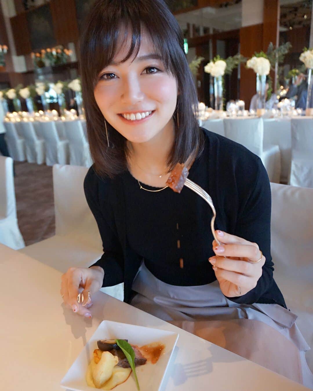 のインスタグラム：「こんばんは☃️🌨💕 . . りなろぐです👍❤️🍖 今回は大好物のお肉😍✨ . . 先日のパークハイアット東京さんで ブライダルフェアにご招待いただいた時に いただいた試食のメインのお肉😍✨ . . フェアに行くだけでこんな素敵な美味しいお肉が堪能できるなんて感動😂✨💕 柔らかくって美味しすぎました🍖😍 . . さすが披露宴会場の隣のキッチンで作った 出来立てのお肉🍖♥️ですね！ 素敵な景色と雰囲気で食べるご飯は これまた最高でした👍✨✨💕 . . まだ結婚の予定がなくても 今のうちからブライダルフェアに参加して 自分好みの結婚式場選んでおくのも いいかもですね😳👍💕✨ . . 1度に何件もみるよりきちんと見れるし😍 . . 今度は普通にパークハイアット東京のレストランでランチとかディナーにまた来たいな😍❤️ . . 特別な日のご褒美に...💓✨ . . 今日もお疲れ様でした😍✨ . . @parkhyatttokyo  @parkhyatttokyo_wedding  #food #instafood #肉 #meat #steak #hotel #wedding #ステーキ #肉食女子 #beef #french #フレンチ #記念日 #anniversary #phtwedding #bridal #dinner #全国のプレ花嫁卒花嫁さんとつながりたい #プレ花嫁 #グルメ #グルメ女子 #model #読者モデル #モデル #girl #ウェディング#結婚式 #ブライダル」