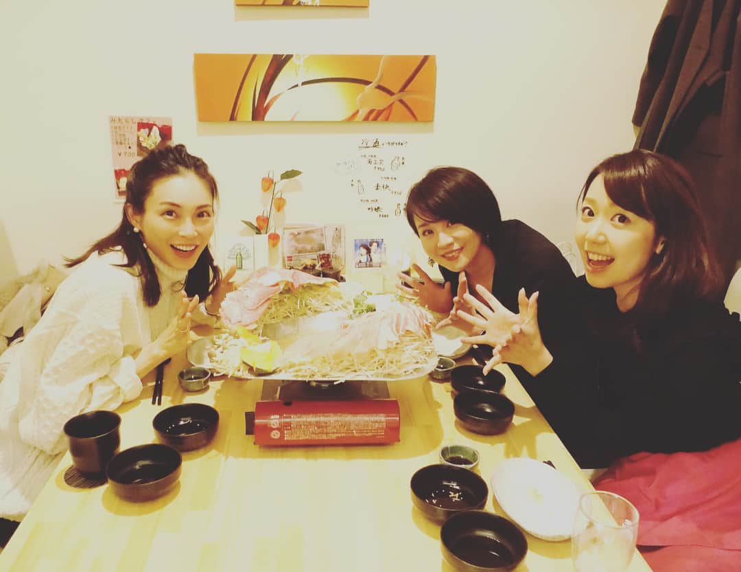 須黒清華のインスタグラム：「久しぶりに押切もえちゃんと、大橋未歩さんとご飯🎶 おっきなお鍋にびっくりしたけど、美味しくてペロリ(^^) 綺麗で多才で、そしてとっても優しくてあったかいもえちゃん♡ ベビーに会えるのが楽しみです✨ もえちゃんからもらったお花がまた、センス抜群で可愛い〜💐 #押切もえちゃん #大橋未歩さん #女子会 #お鍋 #美味しくて楽しい夜でした♪」