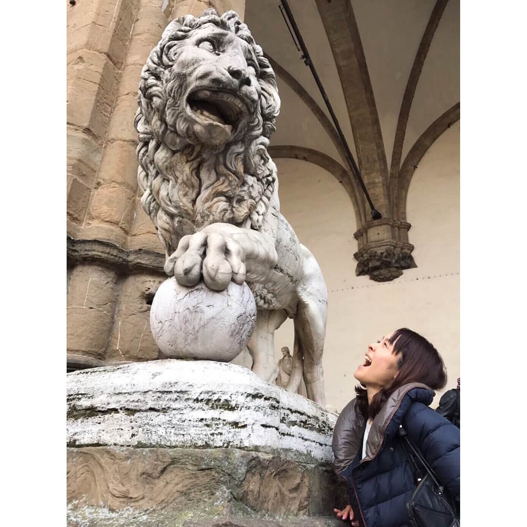 藤澤恵麻さんのインスタグラム写真 - (藤澤恵麻Instagram)「初めてのイタリア旅行🇮🇹 まずはフィレンツェへ。 ドゥオーモからは、とても美しい景色が望めました。 お天気も良く、フィレンツェの街並みを見ながらお散歩。 ポルチェッリーノという幸運のイノシシ像の鼻先に触れると、幸せが訪れると言い伝えがあります。 ランチに食べたラビオリ。本場の味に感動しました！ のんびり優雅なフィレンツェ散策、とても満たされた幸せな時間でした。  #恵麻 #ema #イタリア旅行 #フィレンツェ #ポルチェッリーノ #ラビオリ #本場の味」1月24日 9時51分 - ema_fujisawa_official