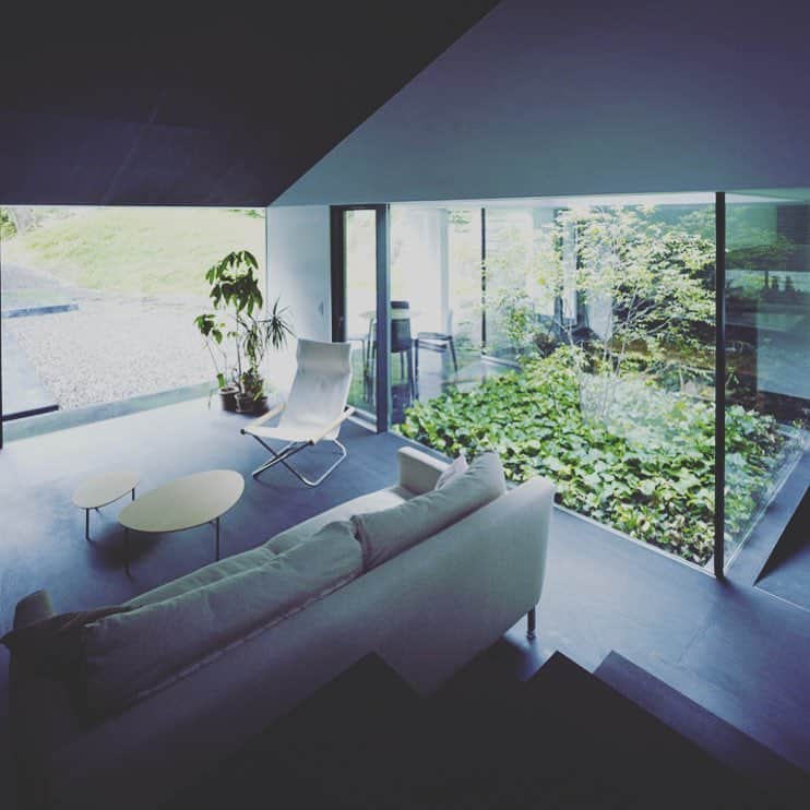 SuMiKaのインスタグラム：「家の中からの雪景色も楽しめそう❄️ 家の中と外が連なった住宅です♪  #アウトドアリビング  #インナーテラス #建築家とつくる家 #リビング #modernhouse #outdoorliving #arcitecture #livingroom #gardenhouse  山縣洋建築設計事務所さんの作品です http://bit.ly/2DFZRxs」