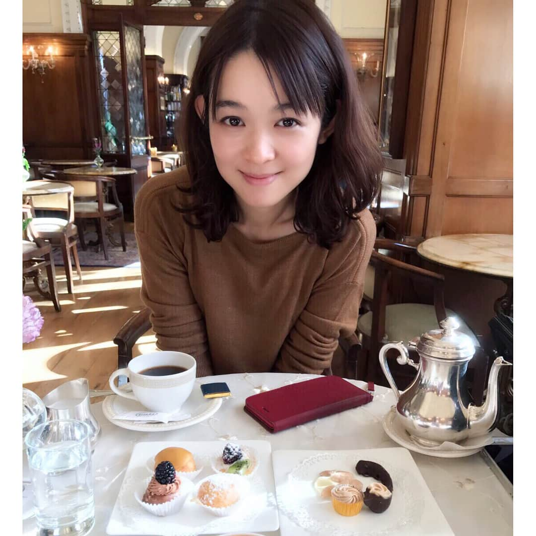 藤澤恵麻さんのインスタグラム写真 - (藤澤恵麻Instagram)「初めてのイタリア旅行🇮🇹 まずはフィレンツェへ。 ドゥオーモからは、とても美しい景色が望めました。 お天気も良く、フィレンツェの街並みを見ながらお散歩。 ポルチェッリーノという幸運のイノシシ像の鼻先に触れると、幸せが訪れると言い伝えがあります。 ランチに食べたラビオリ。本場の味に感動しました！ のんびり優雅なフィレンツェ散策、とても満たされた幸せな時間でした。  #恵麻 #ema #イタリア旅行 #フィレンツェ #ポルチェッリーノ #ラビオリ #本場の味」1月24日 9時51分 - ema_fujisawa_official