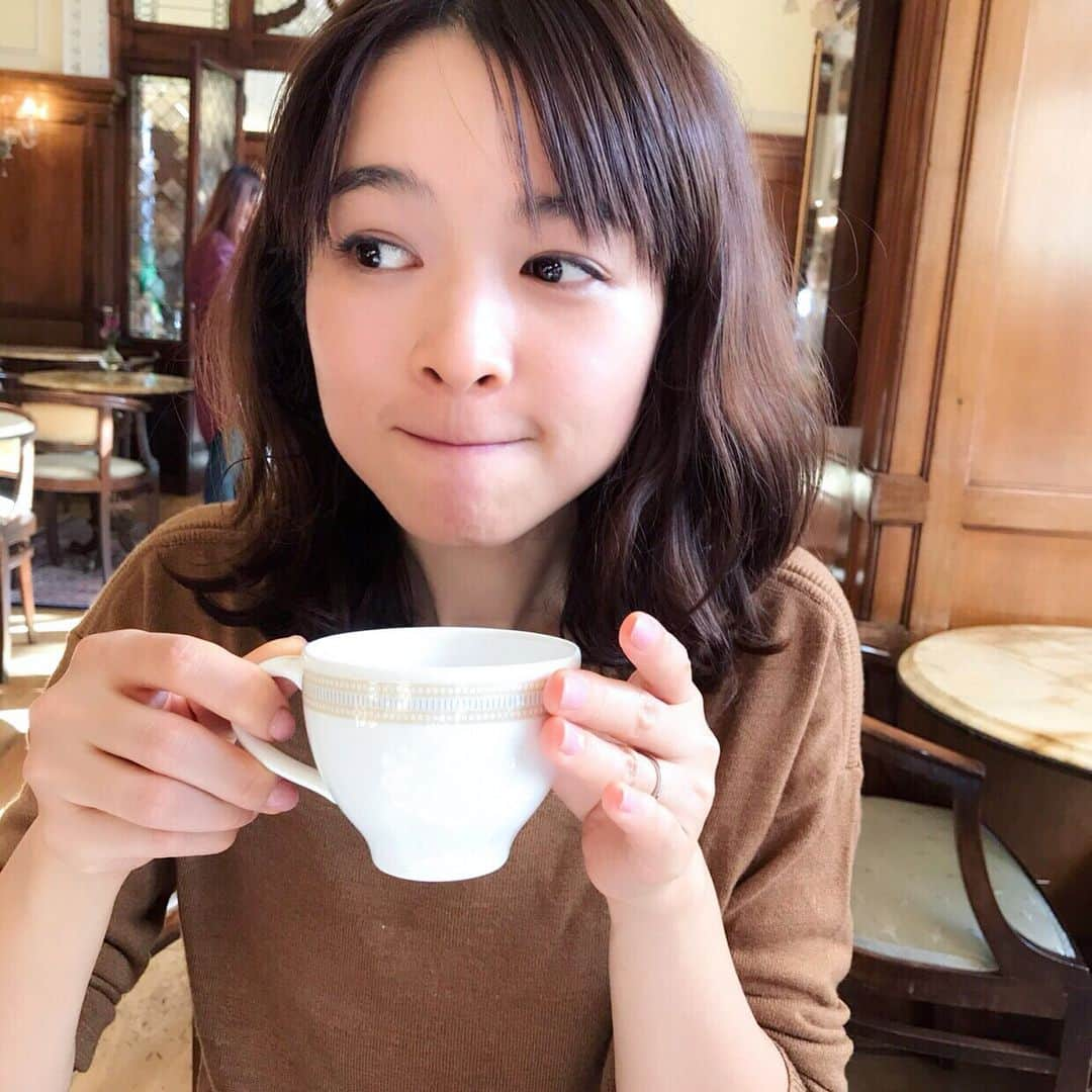 藤澤恵麻さんのインスタグラム写真 - (藤澤恵麻Instagram)「初めてのイタリア旅行🇮🇹 まずはフィレンツェへ。 ドゥオーモからは、とても美しい景色が望めました。 お天気も良く、フィレンツェの街並みを見ながらお散歩。 ポルチェッリーノという幸運のイノシシ像の鼻先に触れると、幸せが訪れると言い伝えがあります。 ランチに食べたラビオリ。本場の味に感動しました！ のんびり優雅なフィレンツェ散策、とても満たされた幸せな時間でした。  #恵麻 #ema #イタリア旅行 #フィレンツェ #ポルチェッリーノ #ラビオリ #本場の味」1月24日 9時51分 - ema_fujisawa_official