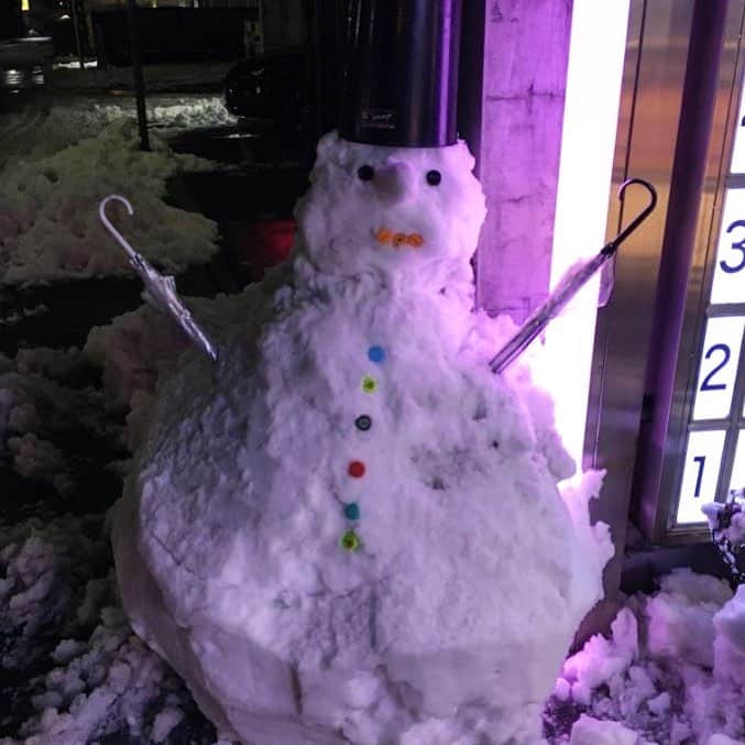 SPORTS BAR 侍のインスタグラム：「【SPORTS BAR 侍】 ～赤羽駅から徒歩3分〜 URLはこちら⇒(@sports.bar.samurai_official) ―――――――――――――― 雪だるま作りました(*´艸`*)笑 今週は20時openで日曜のみ休み！お待ちしています♪ ―――――――――――――― #東京 #北区  #赤羽 #赤羽駅 #東十条 #東十条駅 #川口 #川口駅 #bar #バー #ドリンク #サッカー #サッカー観戦 #スポーツ #新年会 #貸切 #スポーツバー #スポーツバー侍 #飲食店 #Jリーグ #サッカー日本代表 #サッカー観戦 #宴会 #キックオフ #sportsbar #カクテル #ビール #お酒 #酒 #ゆきだるま」