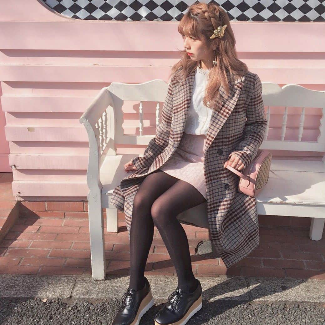 エリンコさんのインスタグラム写真 - (エリンコInstagram)「♡ ロングのチェスターコートは 少し大人っぽく見えてすき♡ ピンクとブラウン系でまとめてみたよ♡ coat.blouse. @mellow_neon skirt.barrette. @pinkhousechelsea bag. @gucci shoes. @ozoc_official * #code#ootd#fashion#チェスターコート#pink#ピンク#コーデ#ピンクハウスチェルシー#ブラウス#バレッタ#バレッタアレンジ #pinkhousechelsea#mellowneon」1月24日 12時45分 - erinko0315