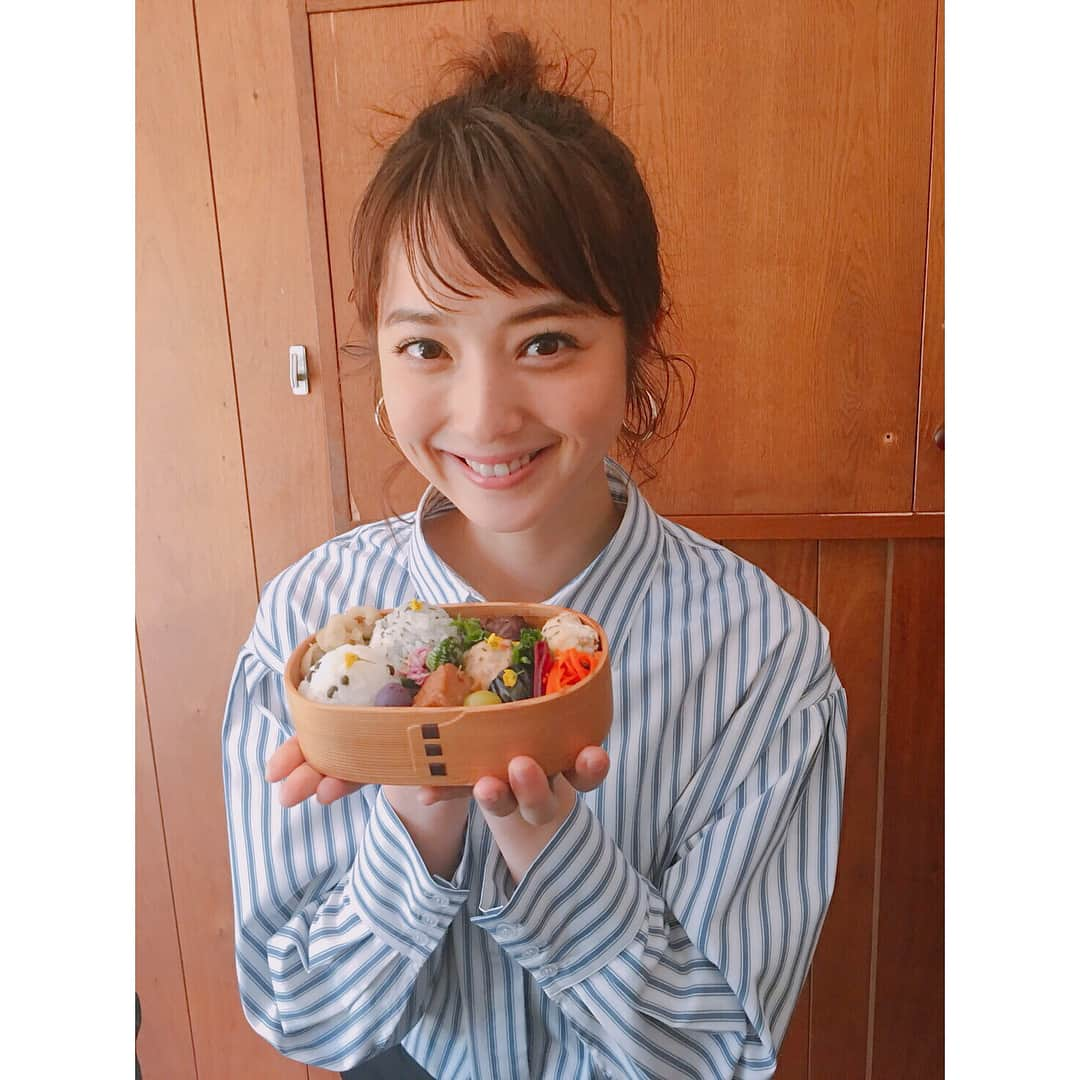 佐々木希さんのインスタグラム写真 - (佐々木希Instagram)「今発売中の#with #希んちの暮らし#連載 今回は大好きなチオベンの山本千織さんに お弁当の詰め方を教えていただきました。 普段綺麗な詰め方がいまいち分からない… という方是非！ 私自身とても勉強になりました！  #チオベン#山本千織 さん#お弁当#曲げわっぱ」1月24日 12時43分 - nozomisasaki_official