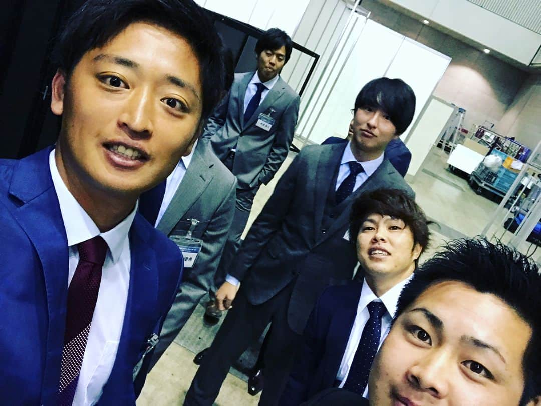 白村明弘さんのインスタグラム写真 - (白村明弘Instagram)「おつかれさまです！！先日幕張で行われた展示会の控室での一枚(^^) グアム帰りだったから、1人だけ顔の色おかしい。。。 バネさんの距離感もおかしい。。。 #日本ハム #展示会 #幕張 #田中豊樹 #公文克彦  #石川直也 #杉浦稔大  #黒羽根利規  #斎藤佑樹 #高梨裕稔」1月24日 13時18分 - haku43