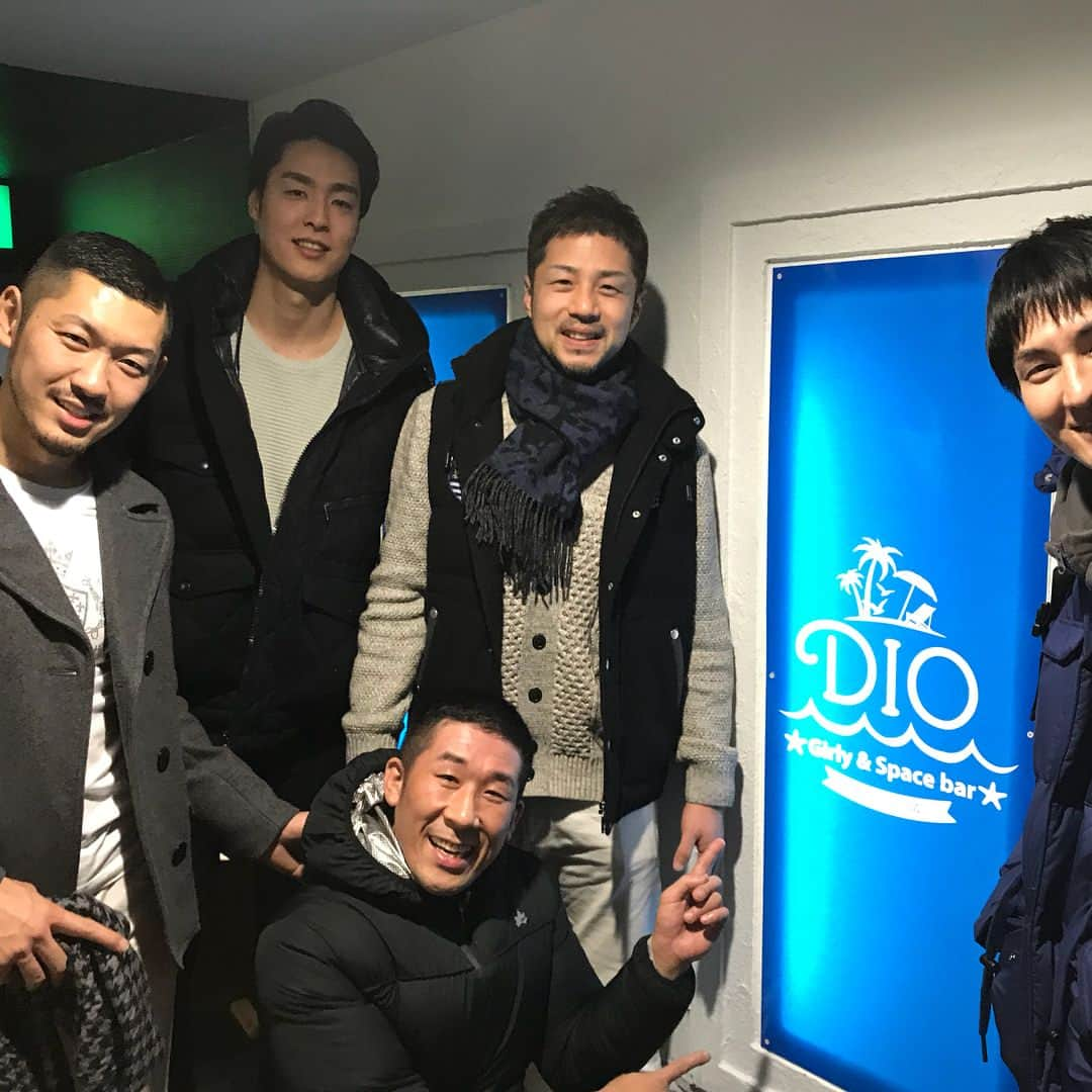 田村裕さんのインスタグラム写真 - (田村裕Instagram)「先日の熊本オールスターの際にこんな豪華メンバーでちょっとだけ会いました〜！ 色んな話、みんなのバスケ愛、やっぱりバスケは良いな〜！ そしてこのお洒落な看板のこのお店は熊本ヴォルターズの闘魂キャプテン小林選手のお店です！ 一見チャラそうな店員さんも喋ればみんな良い子でとても居心地良くて、広くてダーツもあって、個室もあって、カラオケもあってと充実の設備！しかも値段も激安。これはまた熊本の際は使わせて頂きます！！ 小林君、地元開催で見事なシュート力で勝ち取ったMVP！おめでとう！ 岡ちゃんも3Pコンテストチャンピオンおめでとう！なんかやりそうな気がしてたw みんなで記念撮影したいのに変なタイミングではぐれる田口君。しょーがないのでシングルショットw 白熱のオールスターでした！そのままの熱でシーズン2後半戦始まってます！  バスケを観るなら今！！ #B-LEAGUE熊本オールスター2018 #B-リーグ #竹内譲次選手 #岡田優介選手 #3Pコンテストチャンピオン岡田 #小林慎太郎選手 #MVP小林 #BAR DIO #DIO #なぜかいる朝山正悟選手 #はぐれる田口成浩選手 #麒麟田村 #小林君、約束守って顔出したからこれで口だけとは言わせないw #譲次、他の人誰も聞いてないところで地味に「美容室でなんて言ったらこの髪型になるんですか？」とあまりみんなが触れてない髪型をいじるな。天パだからなんて言ってもこれになるんだよ俺は。いじるならみんなが聞いてるおいしいとこでひと思いにやってくれw #実は僕が最初にプライベートであったプロバスケ選手はKJと佐古さんと朝山さんの3人。僕の中では初期メンバー。あの日以来ぶりにやっとプライベートで会えて嬉しかった。しかし… #なぜいる朝山 #しつこいけどもう一度 #なぜいる朝山 #さあみんなで！ #なぜいる朝山！！ #しかしそれを上回るはぐれるな田口 #さあみんなで #はぐれるな田口 #大人がはぐれるな田口 #でもやっぱりなぜいる朝山 #譲次デカい #バスケを観るなら今！」1月24日 15時04分 - hiroshi9393