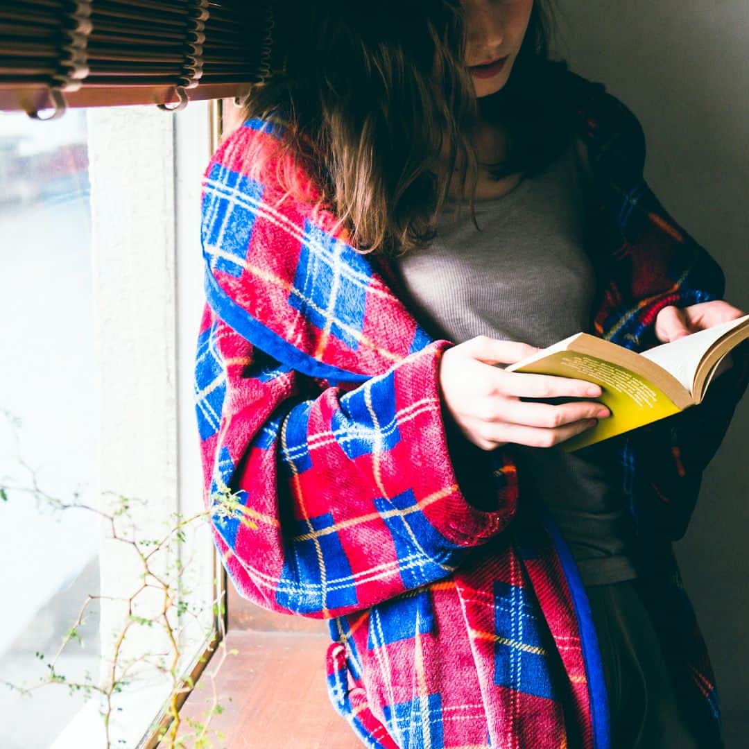 EMMAROBE【公式】のインスタグラム：「【SILENCE】 のんびりできる日には、本を読んで一人の時間を楽しもう。 自然の光の下で、着る毛布に包まれながら。 ⠀⠀ ⠀⠀ @emmarobejp」
