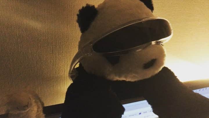 フジムラのインスタグラム：「ツアー13公演に及んで装着したサングラス。(岡山は正月ボケで完全に忘れていたのは内緒。ごめん！) 本番前にライトが点かなくなったこともあったけど分解してメンテナンスしました。またいつか出番が来る日まではこの子に掛けてもらいます。」